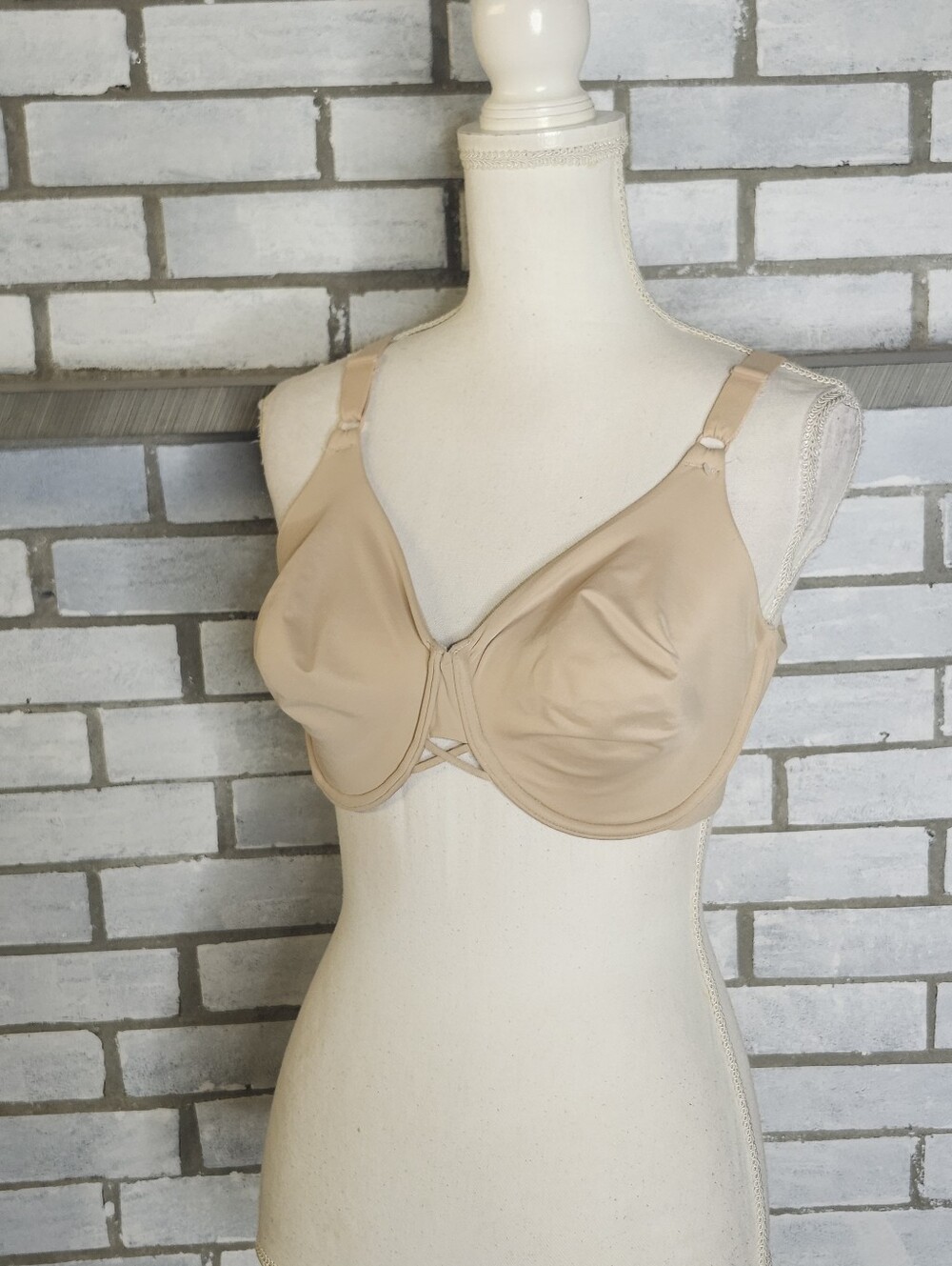 • Vanity Fair Radiant Back Smoothing Lightly Lined Underwire Bra Size 40D Beige